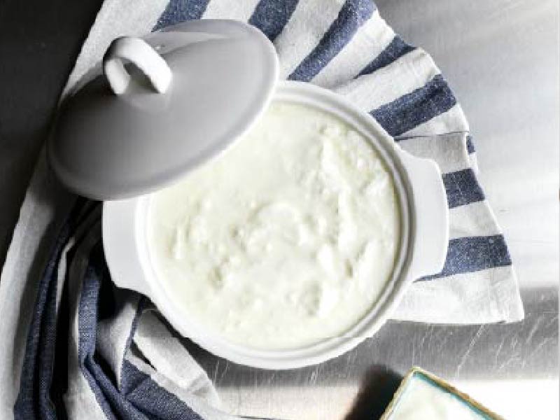 Creme de leite vegetal em uma pote cerâmico branco com tampa